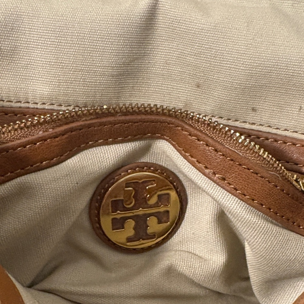 Tory Burch Tan Leather Shoulder Bag with Gold Accents - Picture 4 of 7